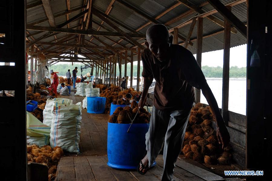 INDONESIA-RIAU-DAILY LIFE-COCONUT MARKET