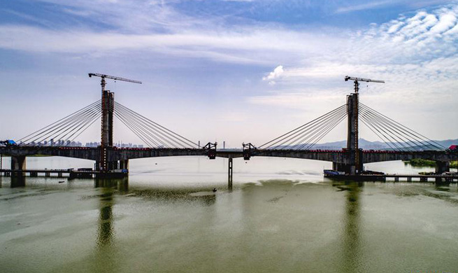 Hanjiang Bridge of Menghua Railway under construction in C China's Hubei