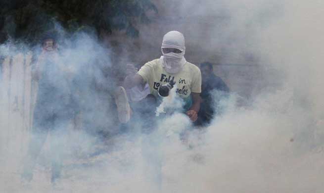 Palestinian protesters clash with Israeli soldier in Nablus