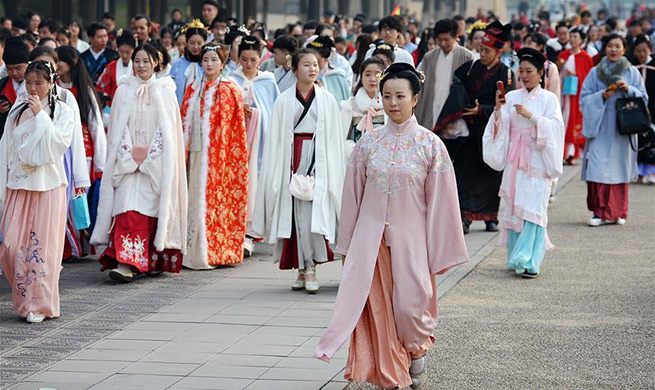 Hanfu lovers promote traditional Chinese culture in Xi'an