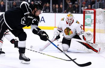 Chicago Blackhawks beats Los Angeles Kings 5-3 in NHL hockey game