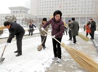 今年流行“领导扫大街”？