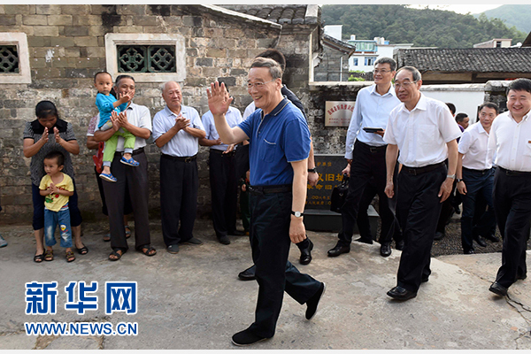 9月24日至26日，中共中央政治局常委、中央纪委书记王岐山在福建调研。这是9月24日，王岐山在连城县红四军革命旧址参观时，向附近的村民挥手致意。新华社记者张铎摄