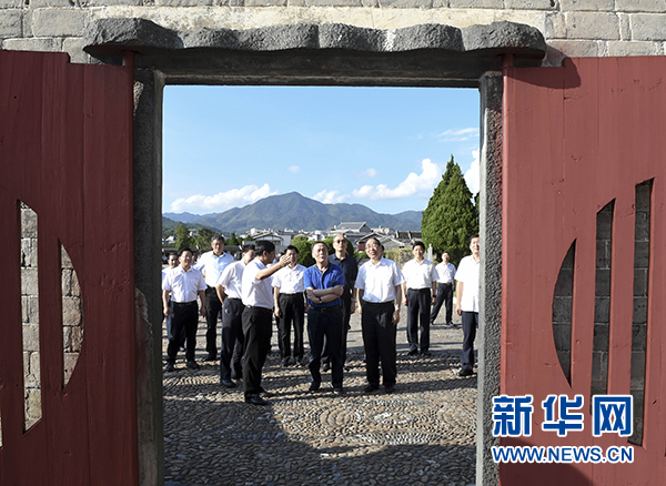 9月24日至26日，中共中央政治局常委、中央纪委书记王岐山在福建调研。这是9月24日，王岐山在上杭县古田镇参观古田会议会址。新华社记者张铎摄