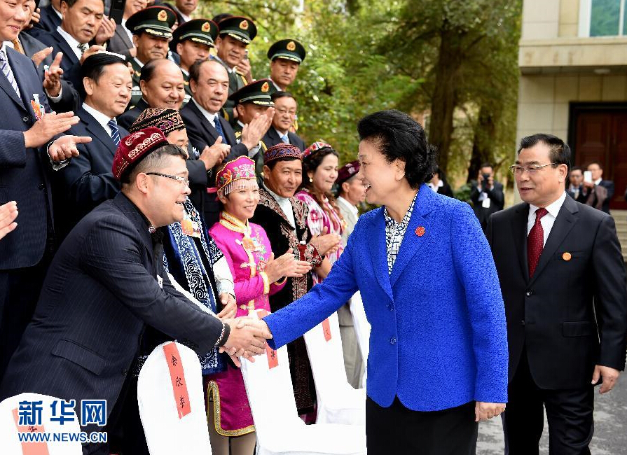 9月28日，中共中央政治局委员、国务院副总理、中央代表团副团长刘延东率中央代表团分团赴阿克苏地区、伊犁哈萨克自治州慰问，与各族干部群众共度节日、共享欢乐。这是刘延东接见伊犁党政军负责同志和各族各界人士、先进模范、援疆干部代表等。新华社记者张领摄