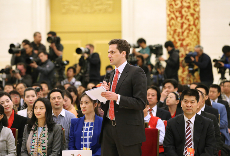 3月15日，国务院总理李克强在北京人民大会堂与中外记者见面，并回答记者提问。这是一位记者在提问。 新华社记者 刘卫兵摄