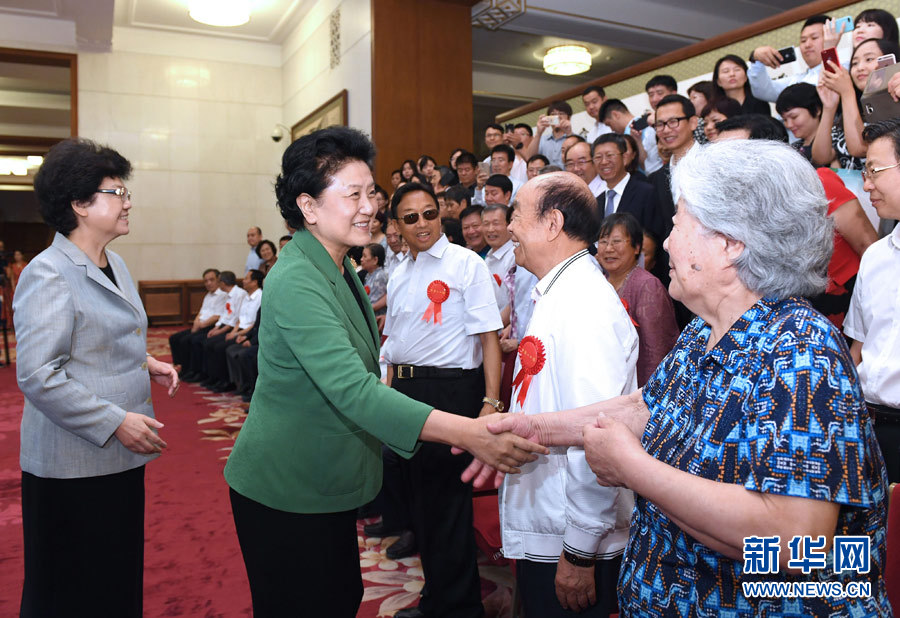 6月16日，中共中央政治局委员、国务院副总理刘延东在北京看望出席中国人口福利基金会成立30周年座谈会的历届“中华人口奖”获奖者代表。新华社记者 饶爱民 摄