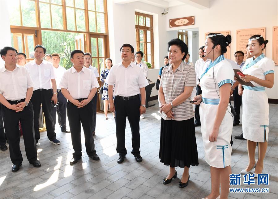 6月25日，全国民族团结进步创建经验交流现场会在内蒙古兴安盟召开，中共中央政治局委员、国务院副总理刘延东出席会议并讲话。在内蒙古期间，刘延东考察内蒙古人民代表会议旧址即“五一会址”，深入社区看望各族干部群众。这是刘延东考察“五一会址”。新华社记者 陈晔华 摄