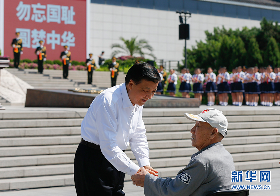 7月7日，纪念全民族抗战爆发80周年仪式在中国人民抗日战争纪念馆举行。中共中央政治局常委、中央书记处书记刘云山出席仪式并讲话。这是仪式开始前，刘云山与老八路代表握手。新华社记者崔新钰摄