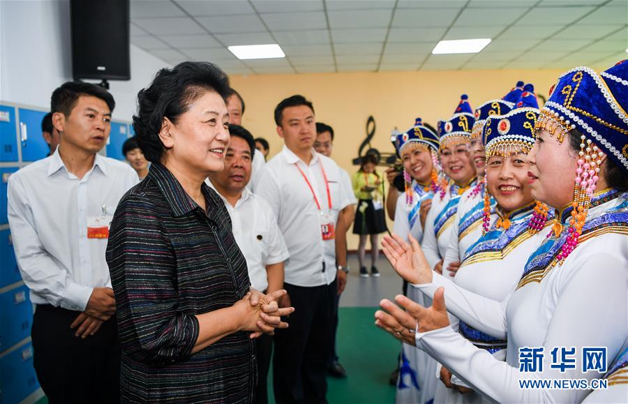 8月11日，中共中央政治局委员、国务院副总理、中央代表团副团长刘延东率中央代表团二分团，看望慰问乌兰察布各族干部群众，转达以习近平同志为核心的党中央的亲切关怀和全国人民的美好祝愿。这是刘延东在考察察哈尔社区时与居民们亲切交谈。新华社记者 连振 摄