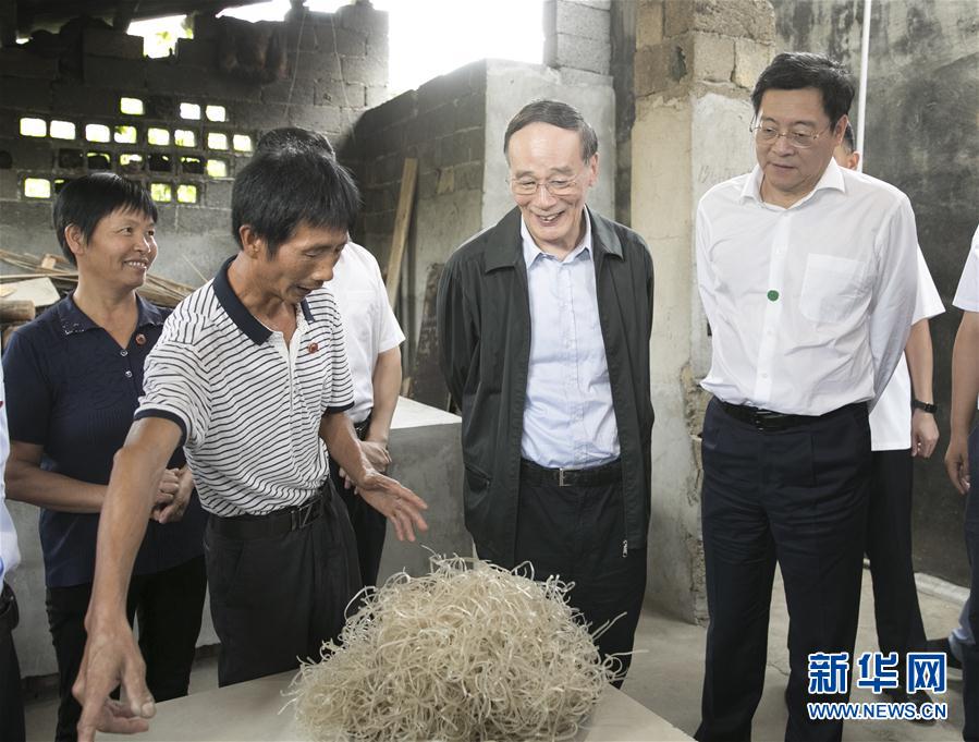 9月3日至5日，中共中央政治局常委、中央纪委书记、中央巡视工作领导小组组长王岐山在湖南省调研并主持召开巡察工作座谈会。这是9月4日，王岐山在浏阳市官桥镇石灰嘴村贫困户家中了解脱贫情况。新华社记者 王晔 摄

