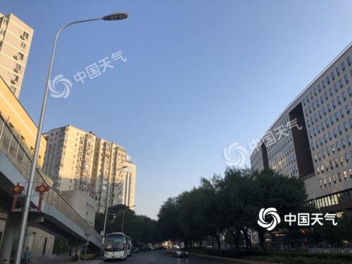 今晨北京天气晴朗，阳光明媚。（图/王晓）