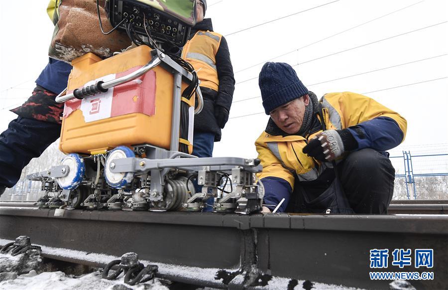 （新春走基层）（11）严寒下的“铁路医生”：风雪中守护回家路