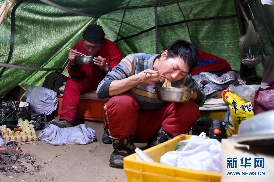 （新春走基层·图文互动）（6）大漠中，一顶帐篷守岁五年