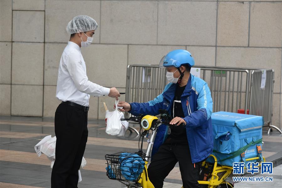 （聚焦复工复产·图文互动）（1）触网接单、开发简餐、直播卖货——餐企换招自救