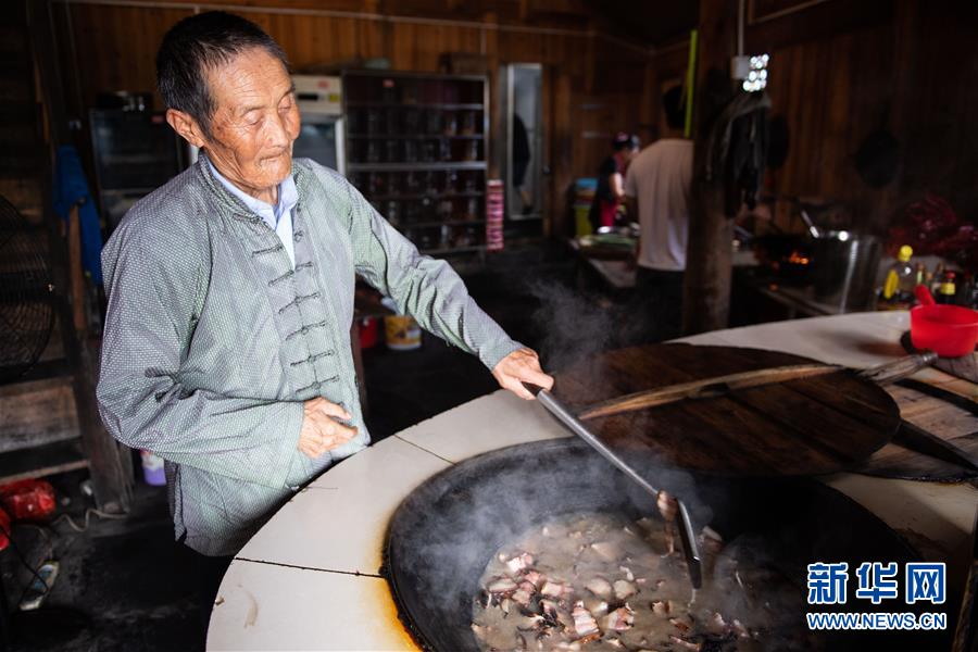 （新华全媒头条·走向我们的小康生活·图文互动）（8）那山，那人，那苗寨——十八洞村三代人的奋斗史