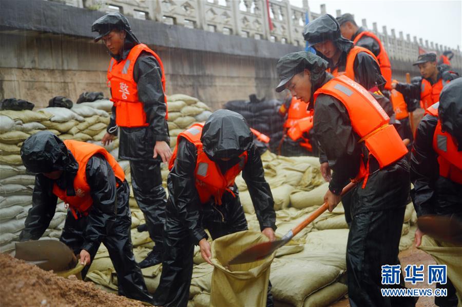 （防汛抗洪·图文互动）（1）洪水不退，子弟兵誓死不退——解放军和武警部队官兵参与洪涝灾害抢险救援记事