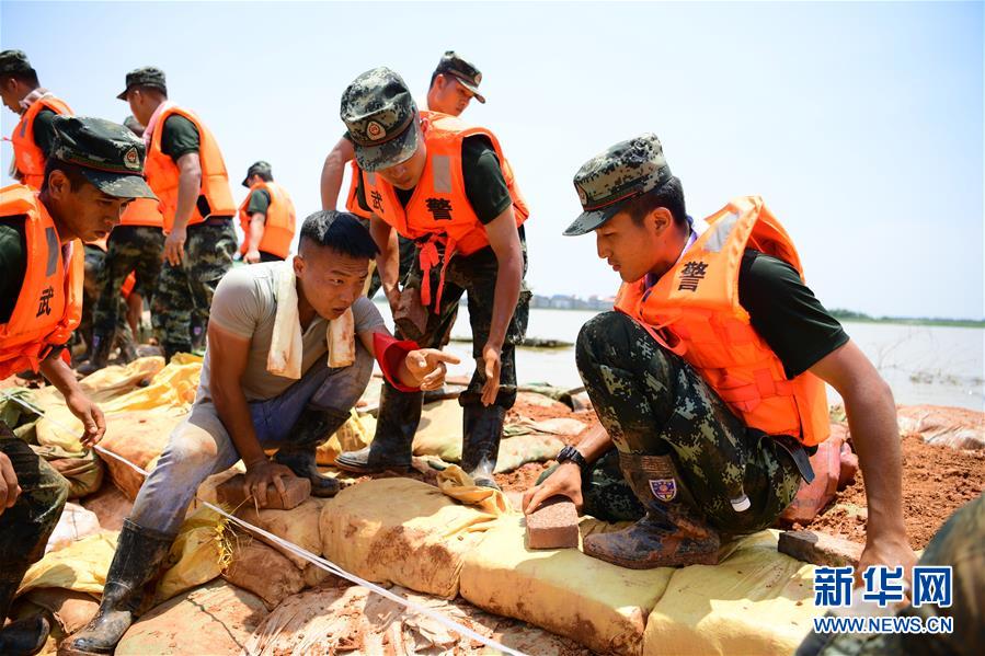 （防汛抗洪·图文互动）（2）洪水不退，子弟兵誓死不退——解放军和武警部队官兵参与洪涝灾害抢险救援记事