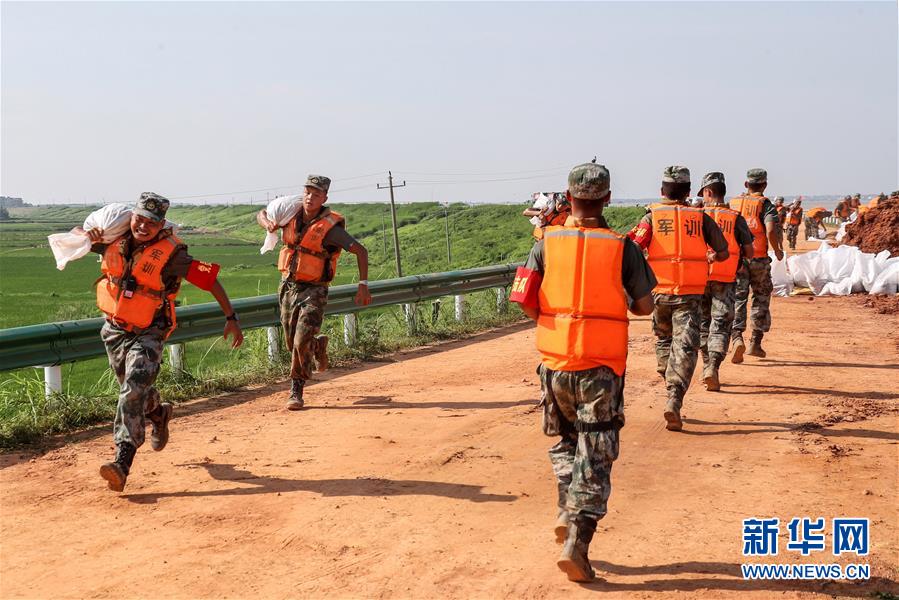 （防汛抗洪·图文互动）（5）洪水不退，子弟兵誓死不退——解放军和武警部队官兵参与洪涝灾害抢险救援记事