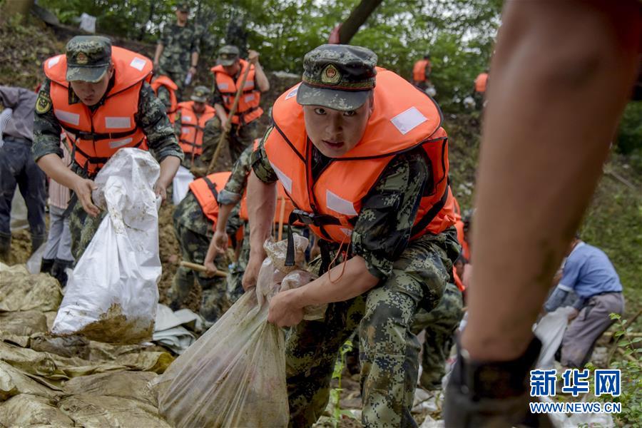 （防汛抗洪·图文互动）（6）洪水不退，子弟兵誓死不退——解放军和武警部队官兵参与洪涝灾害抢险救援记事