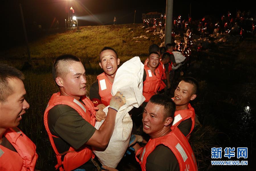 （防汛抗洪·图文互动）（8）洪水不退，子弟兵誓死不退——解放军和武警部队官兵参与洪涝灾害抢险救援记事