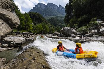 穿行峡谷间 漂流健身乐