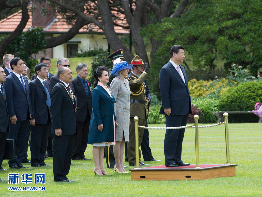 11月20日，中国国家主席习近平在惠灵顿总督府出席新西兰总督迈特帕里举行的欢迎仪式。这是习近平和夫人彭丽媛与迈特帕里总督夫妇在欢迎仪式上。新华社记者李学仁 摄