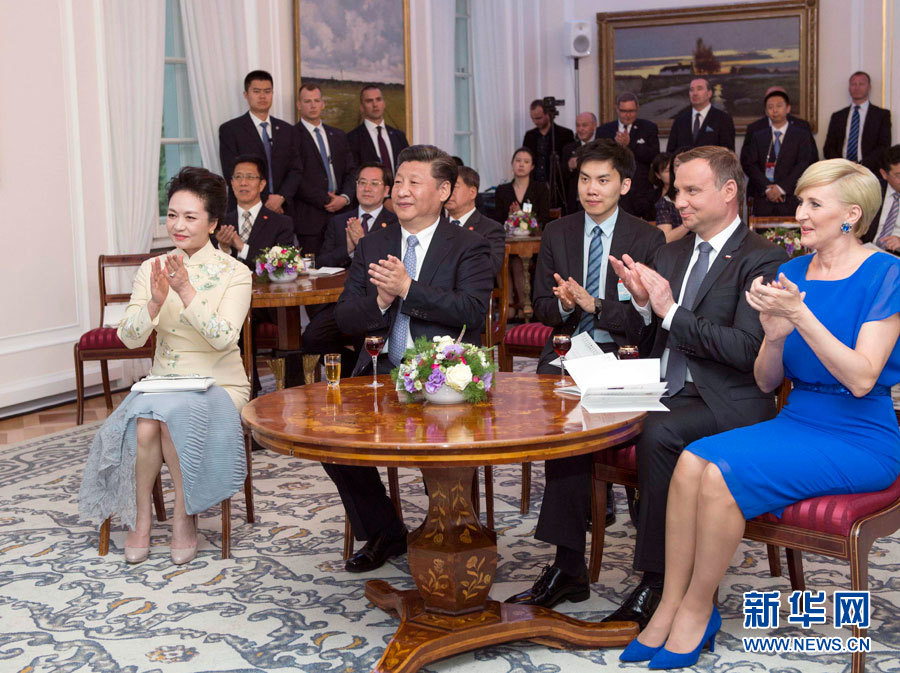 6月19日，国家主席习近平和夫人彭丽媛下午抵达波兰首都华沙，当晚即应邀来到贝尔维德宫做客。这是习近平和彭丽媛同杜达夫妇共同欣赏波兰马佐夫舍民族歌舞团的精彩演出。新华社记者 谢环驰 摄 