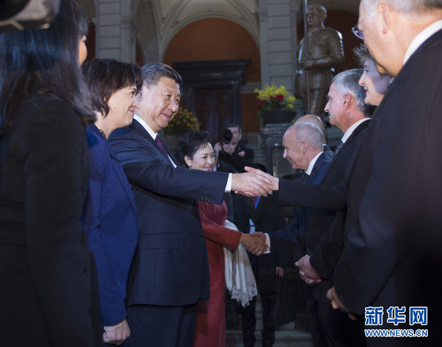 1月15日，国家主席习近平在伯尔尼出席瑞士联邦委员会全体委员集体举行的迎接仪式并致辞。 新华社记者 谢环驰 摄