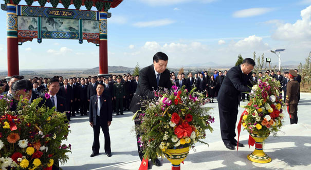 刘云山赴安州祭扫中国人民志愿军烈士陵园